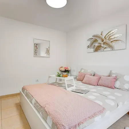 Sunny Escape: Space,garden,pool, Fiber! *