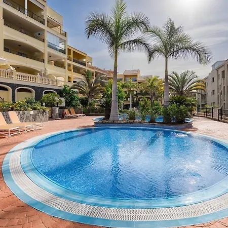Sunny Escape: Space,garden,pool, Fiber! Διαμέρισμα