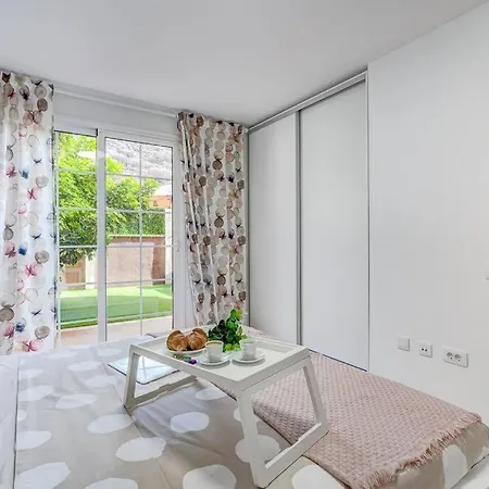 Διαμέρισμα Sunny Escape: Space,garden,pool, Fiber! *